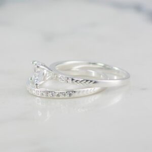 DUO DE ANILLOS SOLITARIO Y BANDA TALLADOS